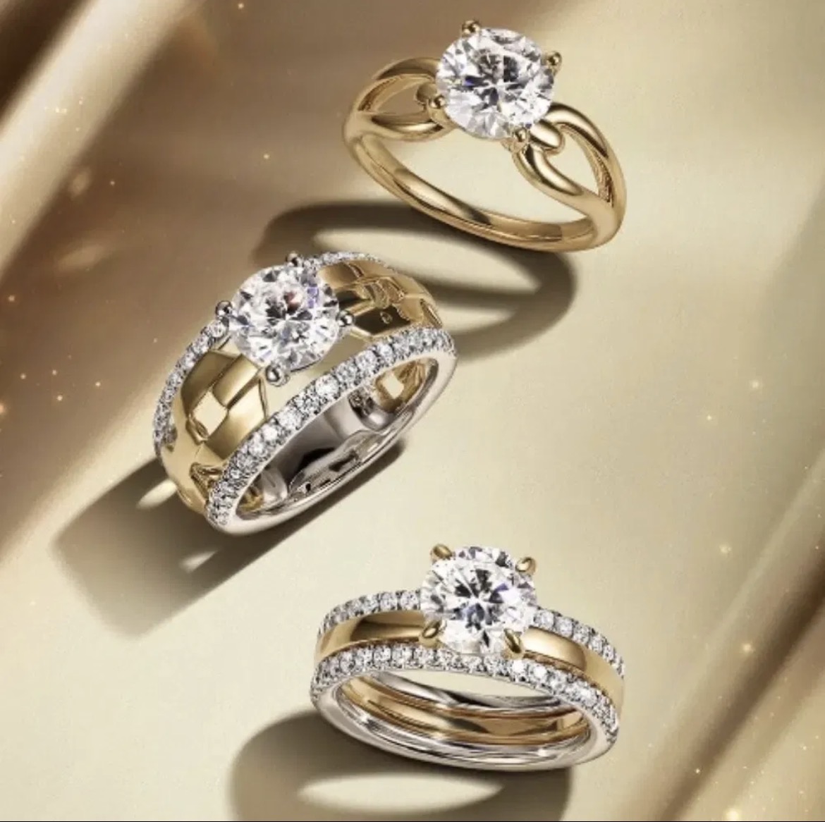 Bagues en or jaune serties de diamants de laboratoire sur fond doré