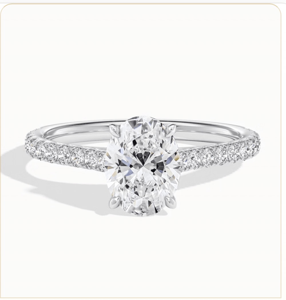 Bague de fiançailles diamant ovale sur anneau pavé