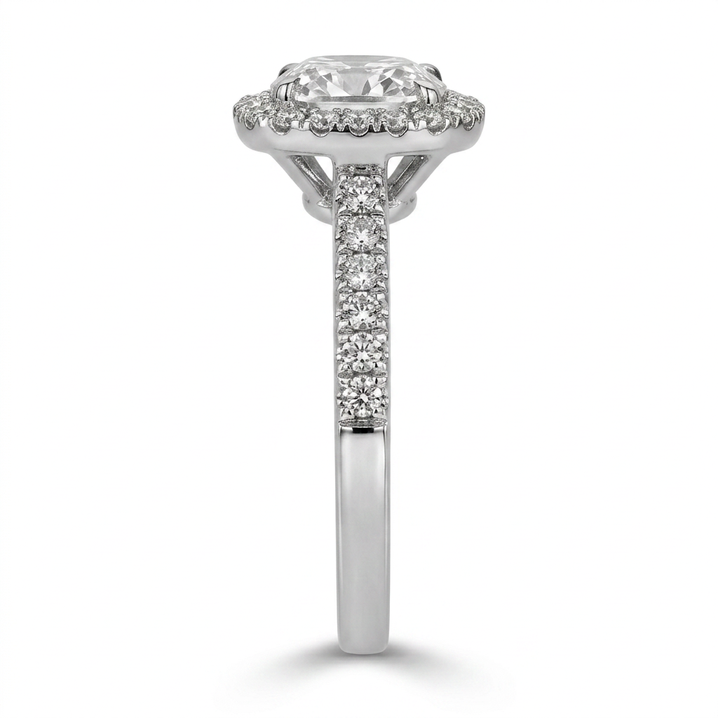 Bague de fiançailles cushion halo sertie de diamants en or gris 18 carats — profil