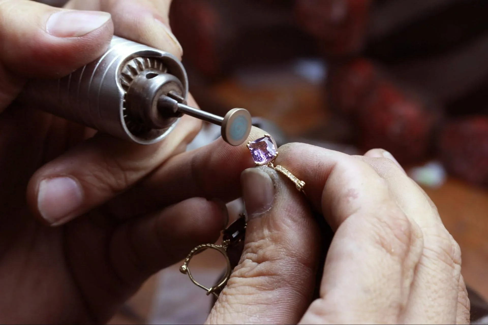 Mains d'artisan joaillier au travail — AJS Créations