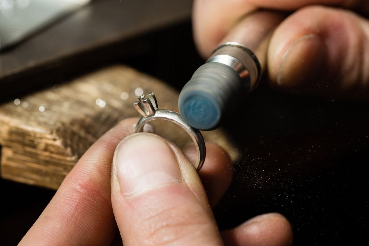 Atelier de joaillerie à Paris — artisan joaillier AJS Créations au travail